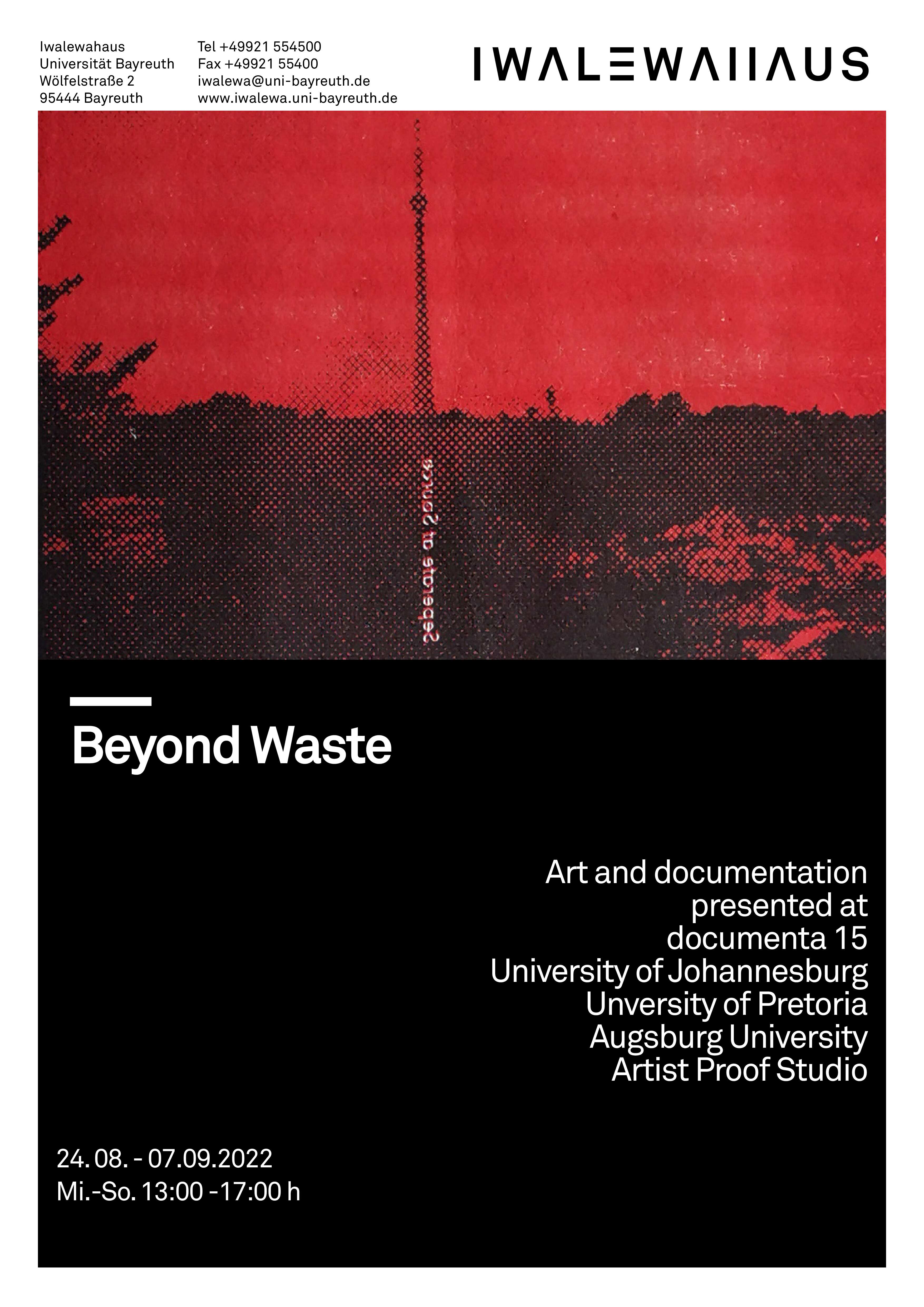 Hochformatiges Ausstellungposter. In der oberen Hälfte ein Detail aus einem Kunstwerk der Ausstellung. In der unteren Hälfte die der Titel "Beyond Waste" und die Nennung der beteiligten Universitäten - Pretoria, Johannesburg und Augsburg.